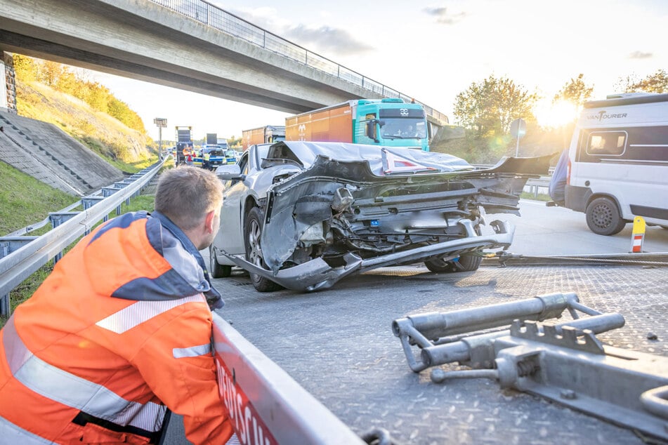 Die Front des Honda Accord wurde stark beschädigt. Auf Fahrer- und Beifahrersitz lösten wegen des starken Aufpralls die Airbags aus.