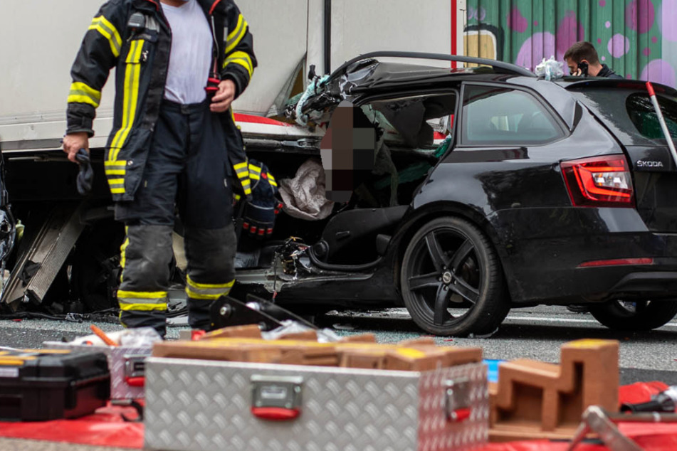Umweltschützer seilen sich von Autobahn-Brücke ab, dann kracht es: Ein Schwerverletzter
