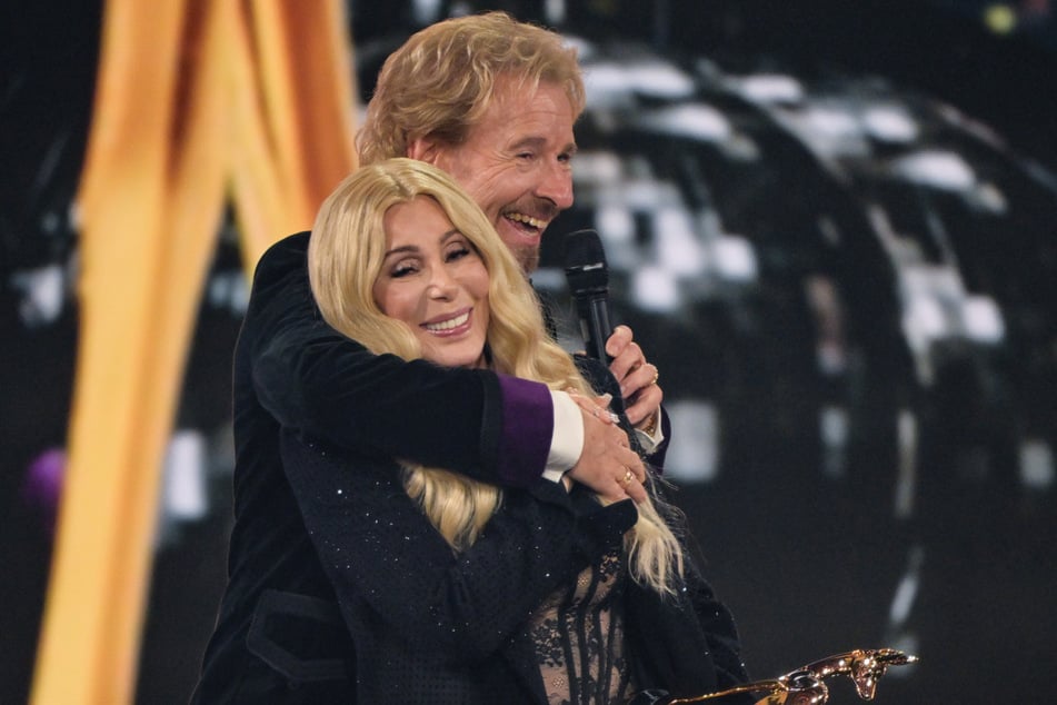 Sein Auftritt bei der Bambi-Verleihung mit US-Sängerin Cher brachte dem Entertainer gehörig viel Kritik ein.