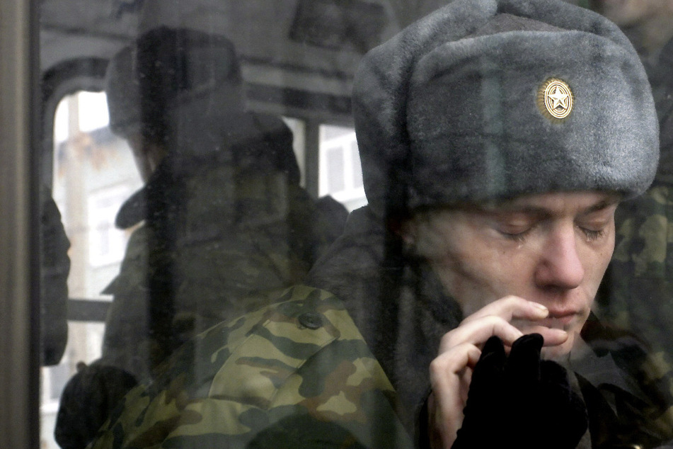 Ein junger Rekrut aus Belowo, der zum Militärdienst einberufen wurde, weint, während er im Bus auf die Abfahrt wartet. In Russland hat die Teilmobilmachung die Bevölkerung schockiert.