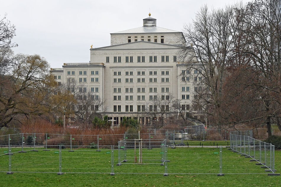 Der Park in der Leipziger Innenstadt wurde eingezäunt.