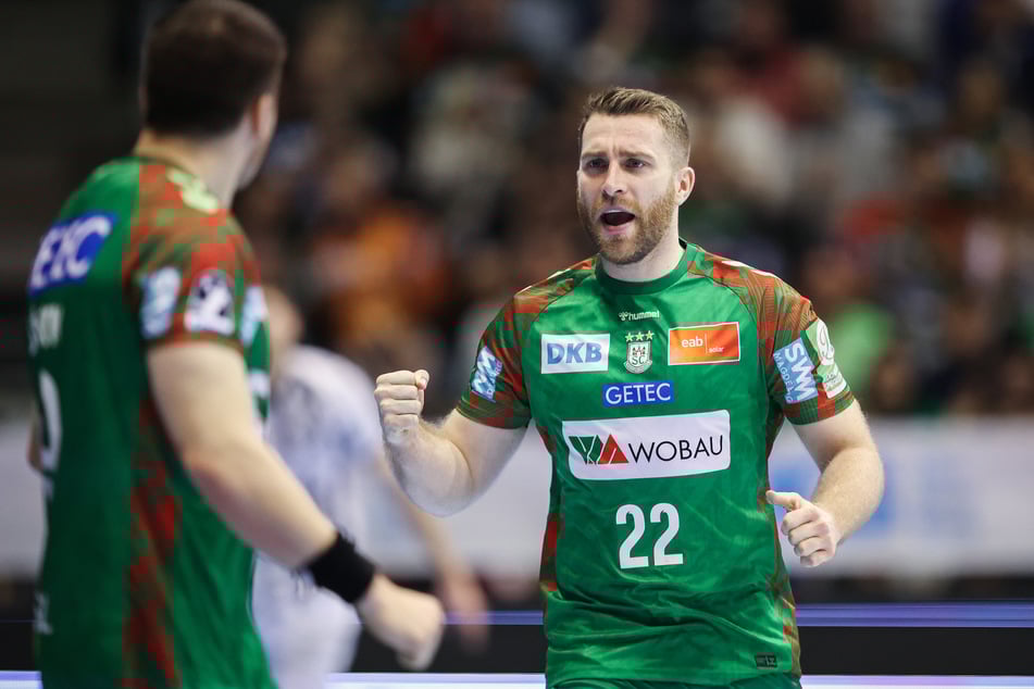 Lukas Mertens (29, r.) konnte mit seinen Magdeburgern schon viele Titel feiern. Es sollen noch mehr dazukommen.