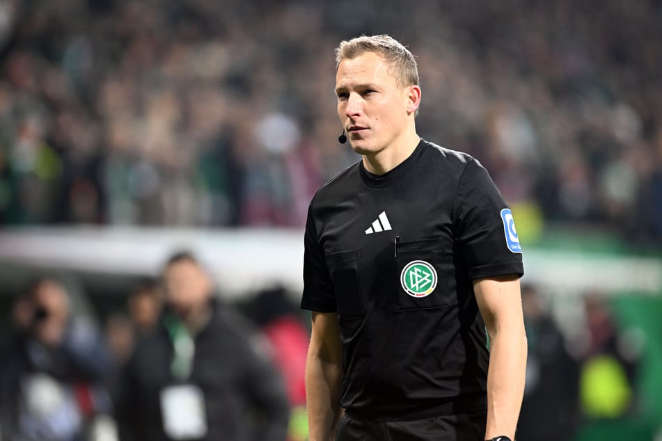 DFB-Schiri Martin Petersen (40) pfiff im Mai in Japan - und machte dabei offenbar eine gute Figur.
