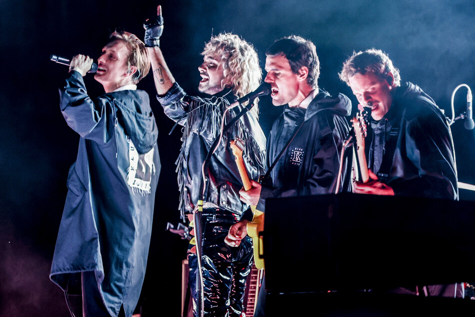 Die Band "Kraftklub" steht bei der Eröffnung des Reeperbahn-Festivals gemeinsam mit Sänger Bill Kaulitz (33, 2.v.l.) auf der Bühne.