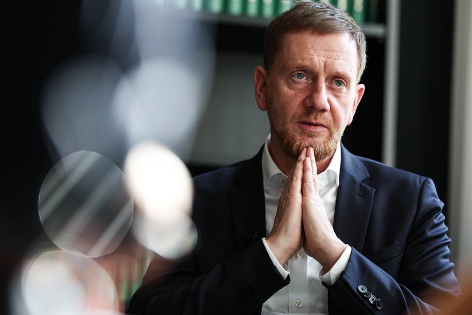 Sachsens Ministerpräsident Michael Kretschmer (50, CDU) hat ein herausforderndes Jahr hinter sich.