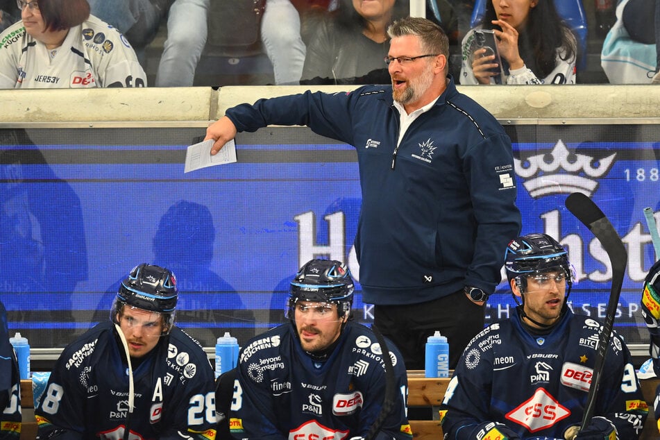 Eislöwen-Coach Bo Subr (25, o.) setzt seit Jahren auf Alec Ahlroth (u.l.).