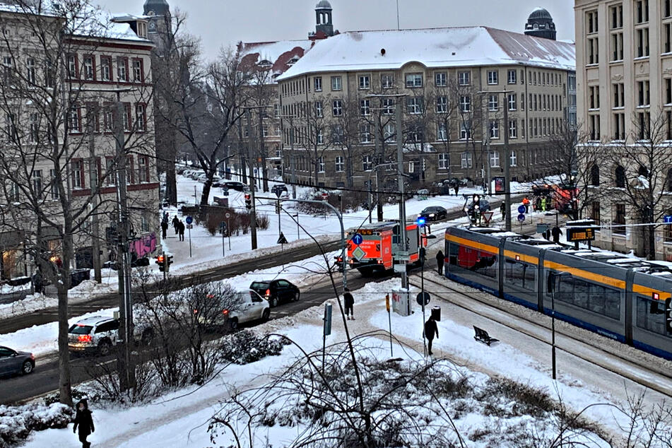 Die Bahnen standen erneut still, nachdem ein Rettungswagen im verschneiten Gleisbett gelandet war.