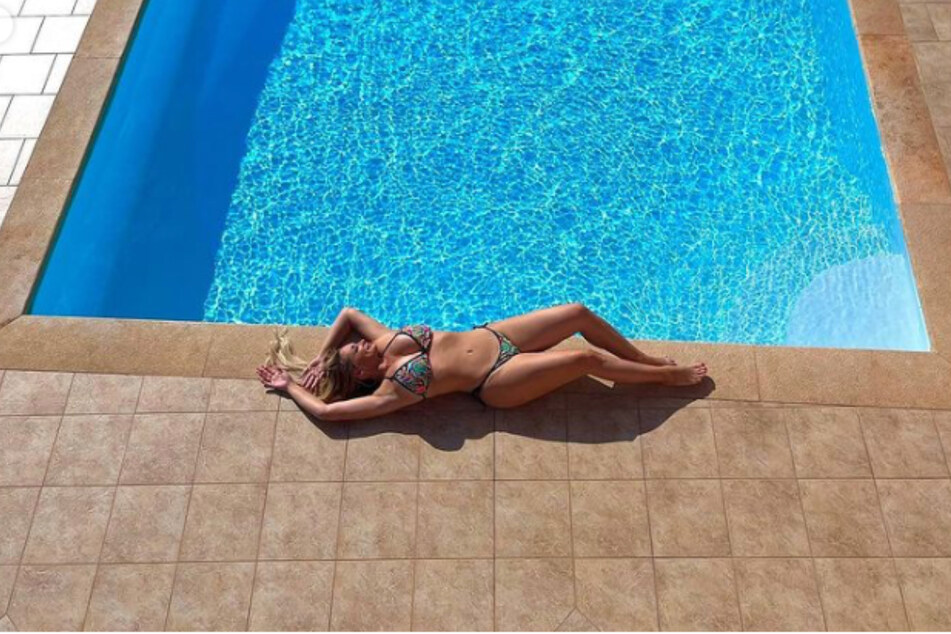 Daniela Katzenberger (35) liegt am Pool. Nun hat sie ihren Fans humorvoll brisante Fragen beantwortet.