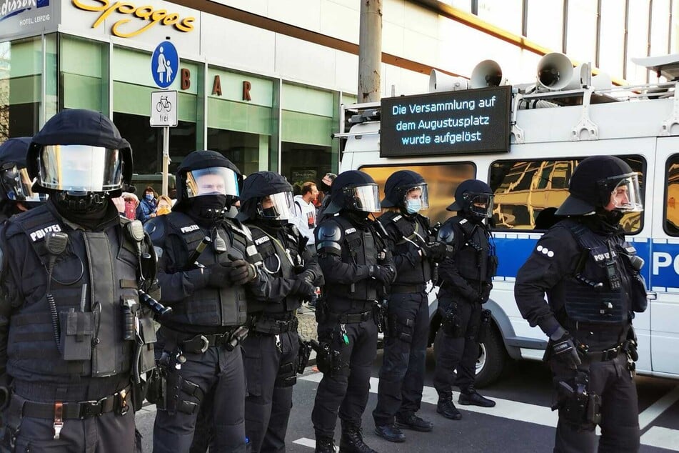 Die Polizei fordert die Demo-Teilnehmer auf, den Bereich in Richtung Hauptbahnhof zu räumen.