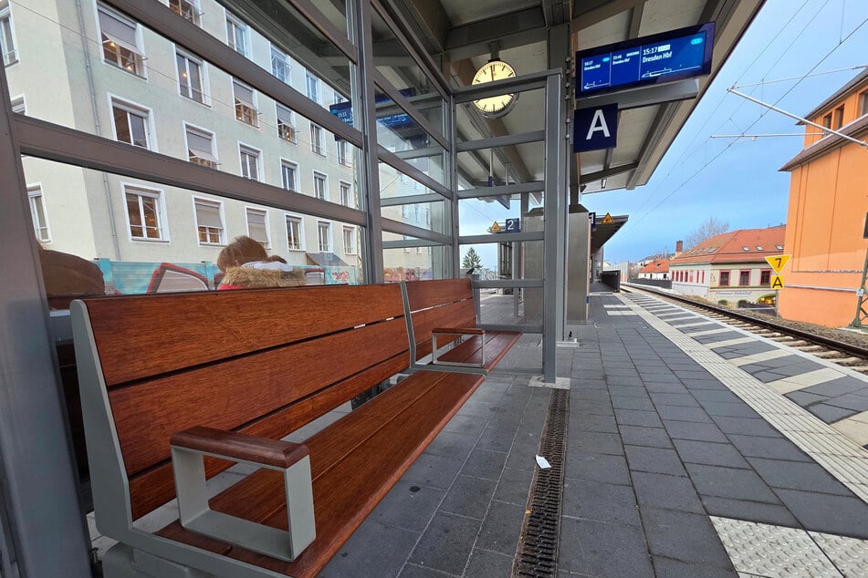 Der S-Bahn Haltepunkt Dresden-Plauen verfügt jetzt über moderne Anzeigen und freundliche Sitzmöbel.