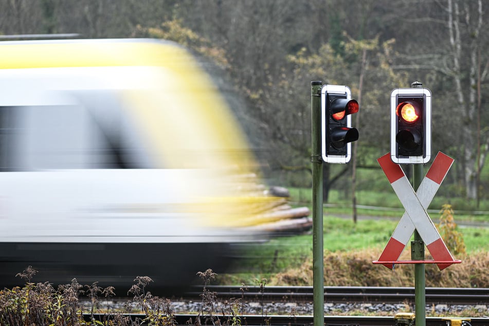 An einem Bahnübergang ohne Schranke kam es zu einem Unfall. (Symbolbild)