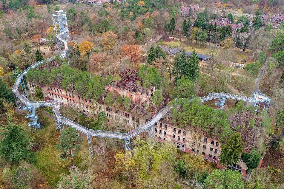 Der Baumkronenpfad führt direkt über die ehemalige Lungenheilstätte in Beelitz. (Archivfoto)