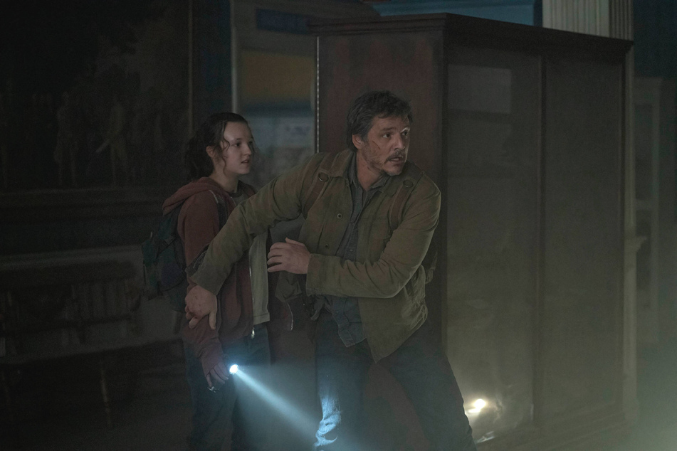 Pedro Pascal's Joel (r) and Bella Ramsey's Ellie (l) grow closer in episode 6 amid their treacherous journey in HBO Max's The Last of Us.