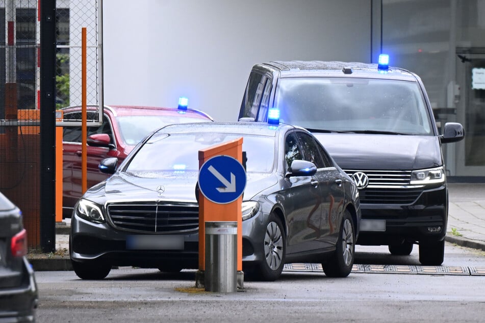 Eine Wagenkolonne verlässt den Bundesgerichtshof. Der Generalbundesanwalt geht gegen junge Männer vor, die einer mutmaßlichen rechtsextremen Terrorzelle angehören sollen.