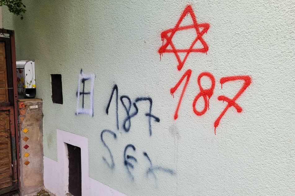 Auf der Rückseite einer Tierarztpraxis sprühten Unbekannte einen Davidstern, das Wort Sex, das Kürzel der 187 Strassenbande und ein Hakenkreuz, welches bereits unkenntlich gesprayt wurde.
