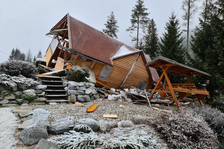 Das Haus aus Holz wurde so beschädigt, dass ein Kran die Überreste nur noch beseitigen konnte.