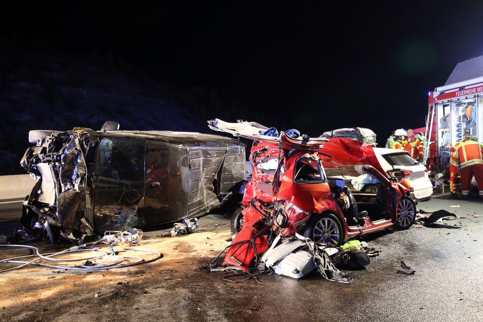 Am Samstagabend kam es auf der A3 bei Waldaschaff (Unterfranken) zu einem schweren Verkehrsunfall mit sechs verletzten Personen.