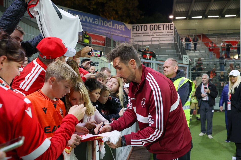 Miroslav Klose (48, M.) schrieb eine halbe Stunden nach Abpfiff noch Autogramme.