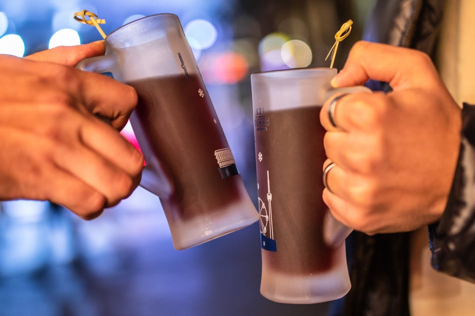 Auch beim Anstoßen mit Glühwein können Flecken durch Verkippen entstehen.