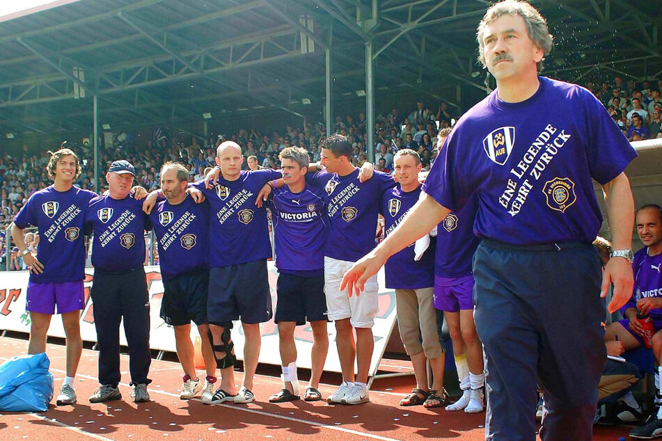 Trainer-Legende Gerd Schädlich (68, r.) schaffte 2003 mit den Veilchen den Aufstieg in die 2. Liga - und etablierte sie dort.