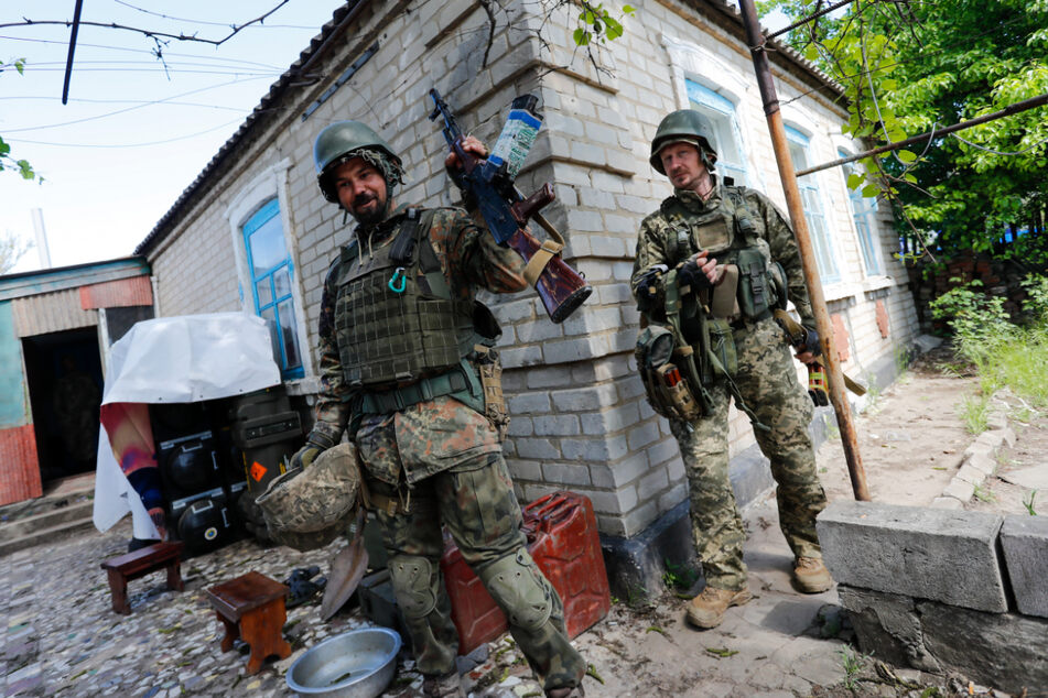 Ukrainische Soldaten einer Aufklärungseinheit kehren zu einem ehemaligen Stützpunkt der ukrainischen Streitkräfte am Rande der Donbass-Region zurück.