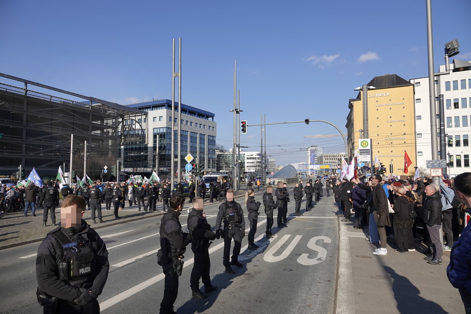 Die Polizei trennte im Chemnitzer Zentrum eine Kundgebung der "Freien Sachsen" von einer Gegendemonstration.