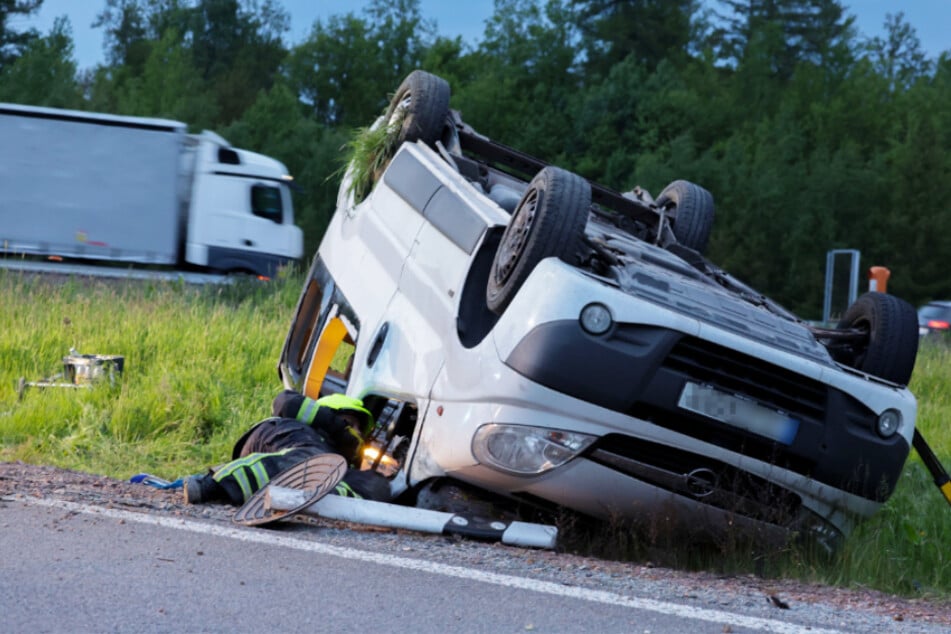 Unfall A4: Schwerer Unfall auf der A4: Opel Kleinbus landet auf dem Dach