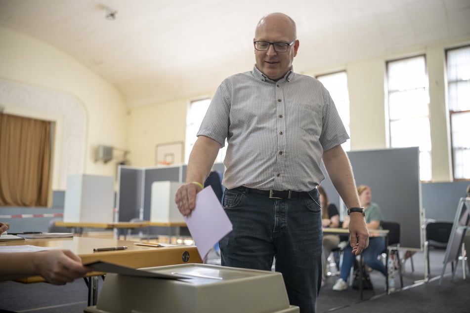 Gegen 13 Uhr gab auch OB Sven Schulze (52, SPD) in seinem Wahlkreis seine Stimme ab.