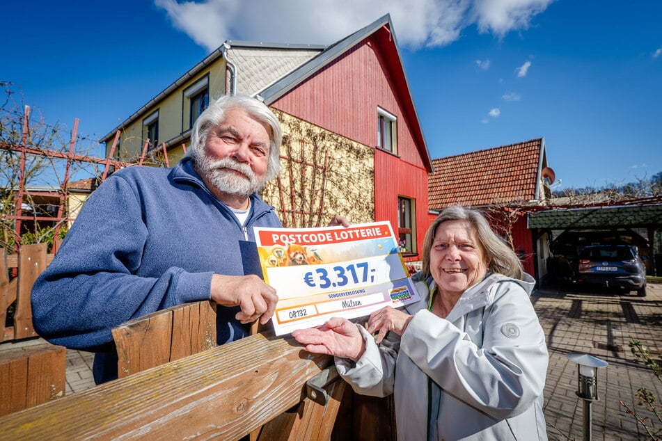 Harry (70) und Petra Sakschewski (72) freuen sich über ihr Gewinnerlos.