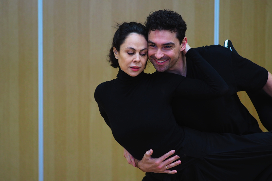 Das Tanzpaar nennt sich während der Show selbst "Danza Eleganza".