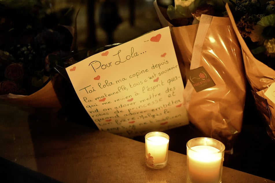 Kerzen, Blumen und schriftliche Botschaften wurden am Fuße des Hauses hinterlassen, wo das Mädchen Lola erstickt in einem Koffer gefunden wurde.