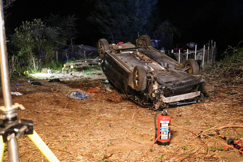 In der Nacht zum Ostermontag stürzte ein Auto einen Abhang hinunter, nachdem die Fahrerin zuvor die Kontrolle über das Fahrzeug verloren hatte.