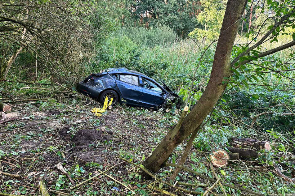 Der Wagen hat sich mehrfach überschlagen und ist in einem Waldstück gelandet.