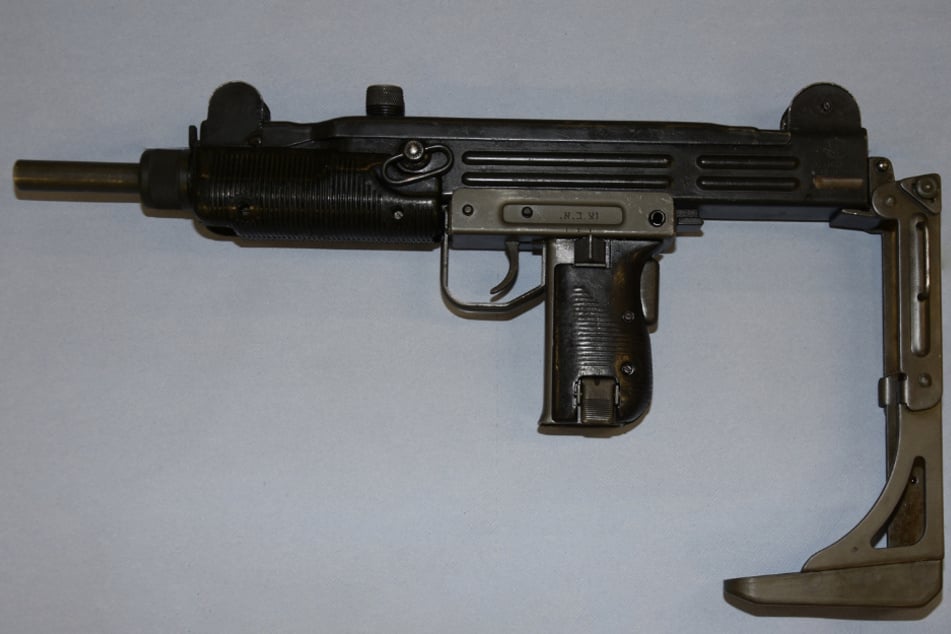 Polizei findet Maschinenpistole und Munition: Was hatte 21-Jähriger damit vor?
