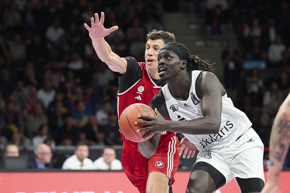 Zurück nach einem Jahr ohne Spielpraxis: Aher Uguak (27, r.) braucht noch Zeit.