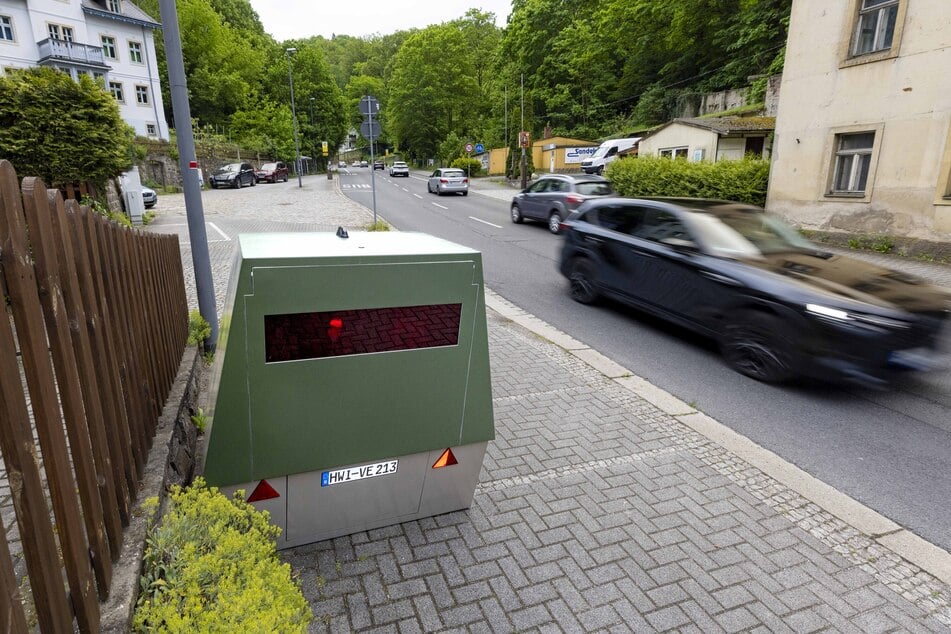 Autofahrer in Richtung stadtauswärts aufgepasst: Der grüne Super-Blitzer schießt aktuell an der Grundstraße in Höhe Rißweg.