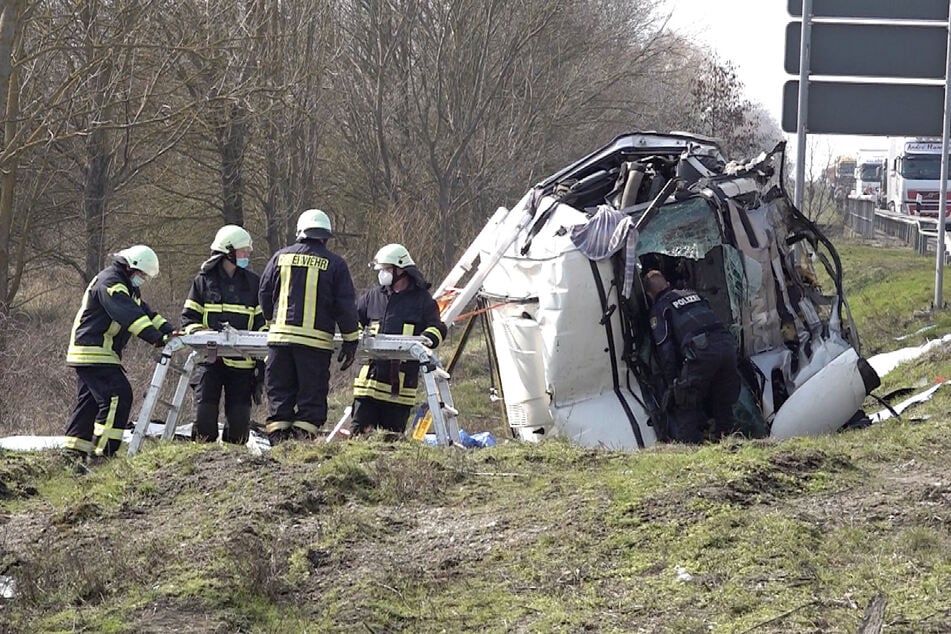 Der 40-jährige Fahrer wurde schwer verletzt und musste von der Feuerwehr befreit werden.