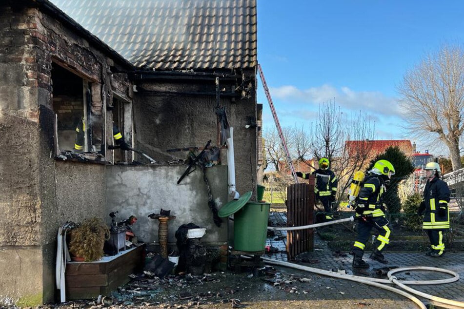 Heftiger Brand in Calbe: Einfamilienhaus steht in Flammen