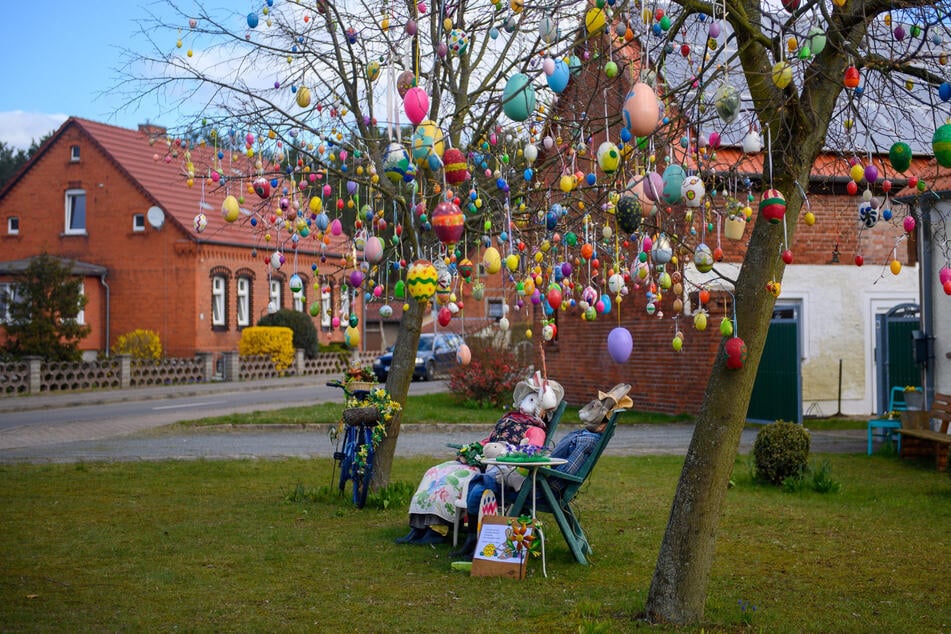 Tausende Eier hängen in Wulkau am traditionellen Osterbaum von Anke Ziegler.