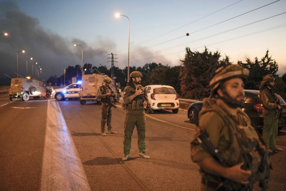 Israelische Soldaten blockieren eine Straße nachdem eine aus dem Libanon abgefeuerte Rakete auf den israelisch kontrollierten Golanhöhen eingeschlagen ist.