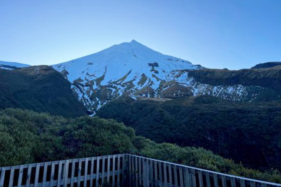 Der kegelförmige Vulkan Mount Taranaki ist bei Bergsteigern beliebt. Allerdings herrschen dort je nach Jahreszeit herausfordernde Kletterbedingungen.