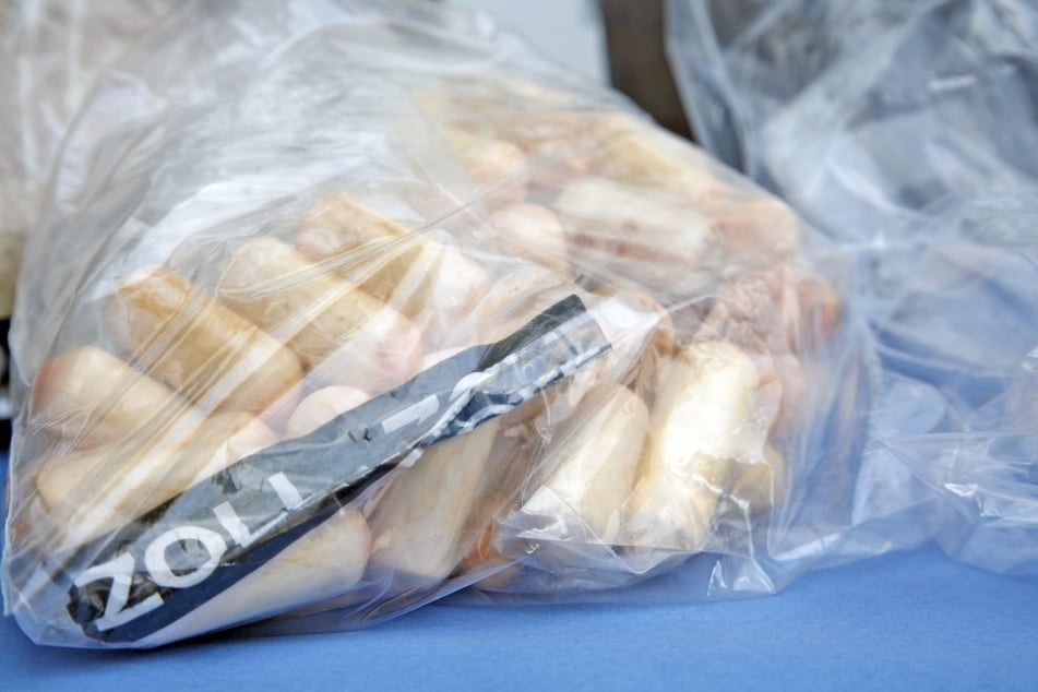 Die vom Zoll sichergestellten Bodypacks: Insgesamt 75 Drogenpäckchen mit Kokain und Heroin hatte der Mann (31) geschluckt.