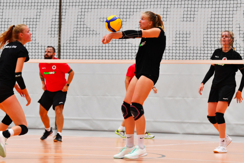 Die DSC-Volleyballerinnen müssen nach dem Kontakt mit einer positiv auf das Coronavirus getesteten Gegenspielerin vorläufig in Quarantäne.