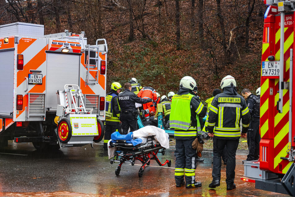 Etliche Rettungskräfte kümmerten sich um die schwierige Bergung der Verletzten.