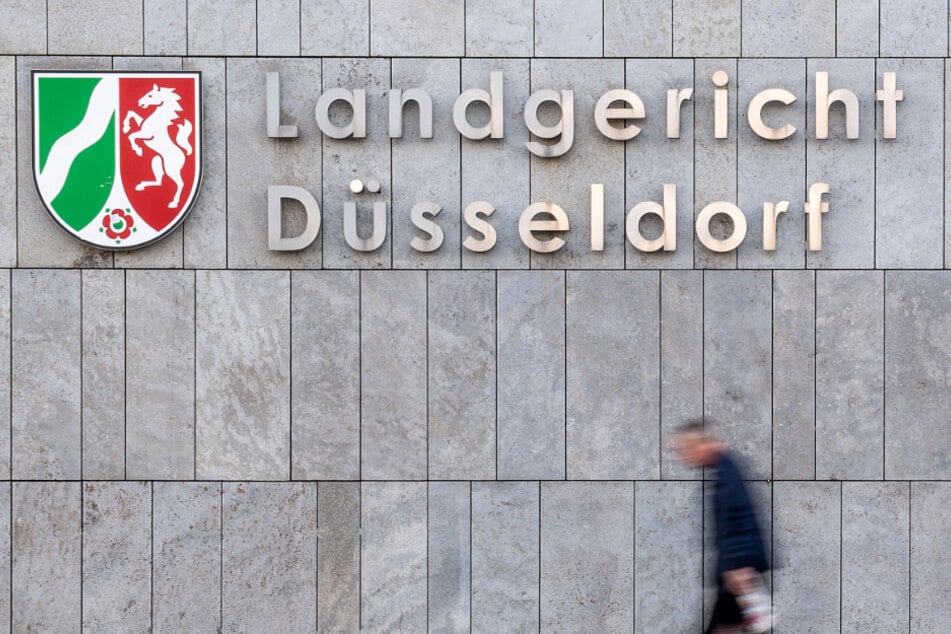 Versuchter Mord: Mutmaßliche Linksextremiste jagen Nazis und attackieren sie mit Hammer