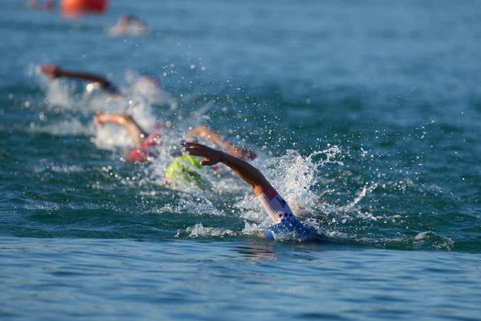 Die 1,9 Kilometer im Wasser legen die Triathleten im Cospudener See zurück. (Symbolbild)
