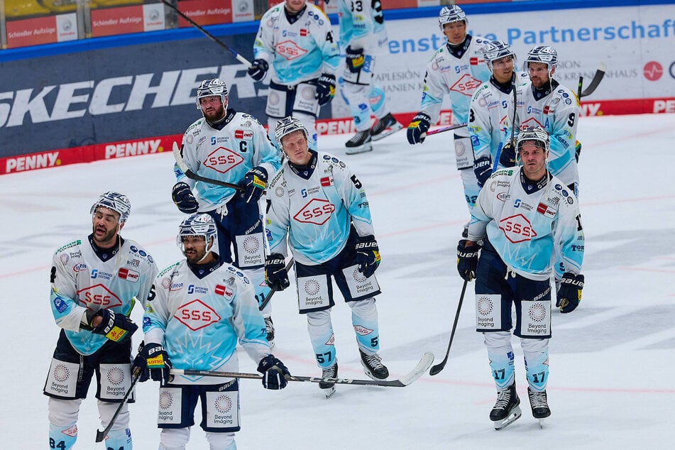 Die Köpfe von Trevor Parkes (l.) und den anderen Eislöwen hingen runter.