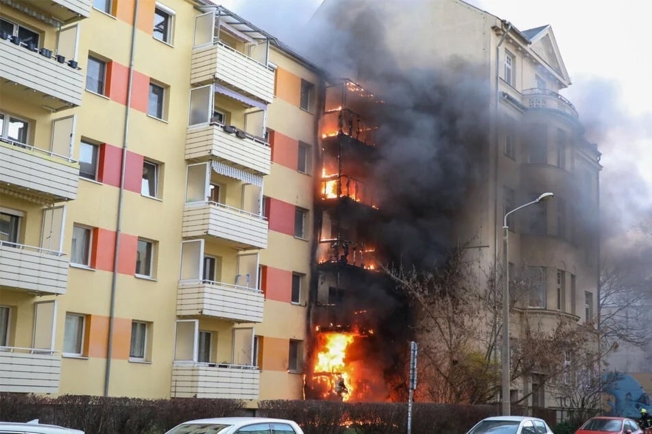 Der Brand breitete sich von einem Balkon im Erdgeschoss auf die anderen Etagen aus.