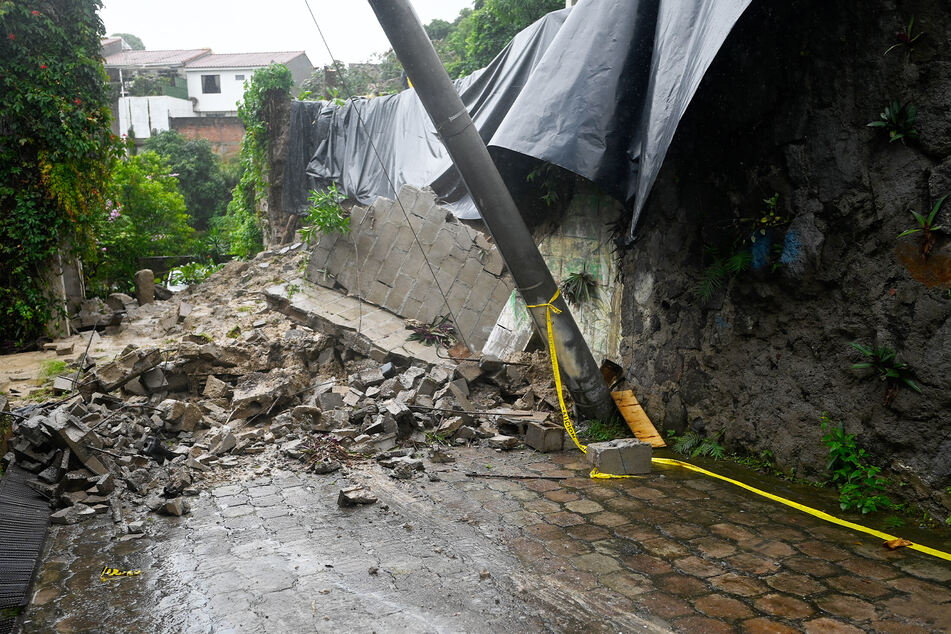 In Antiguo Cuscatlan (El Salvador) stürzte eine Mauer als Folge des Tropensturms ein.