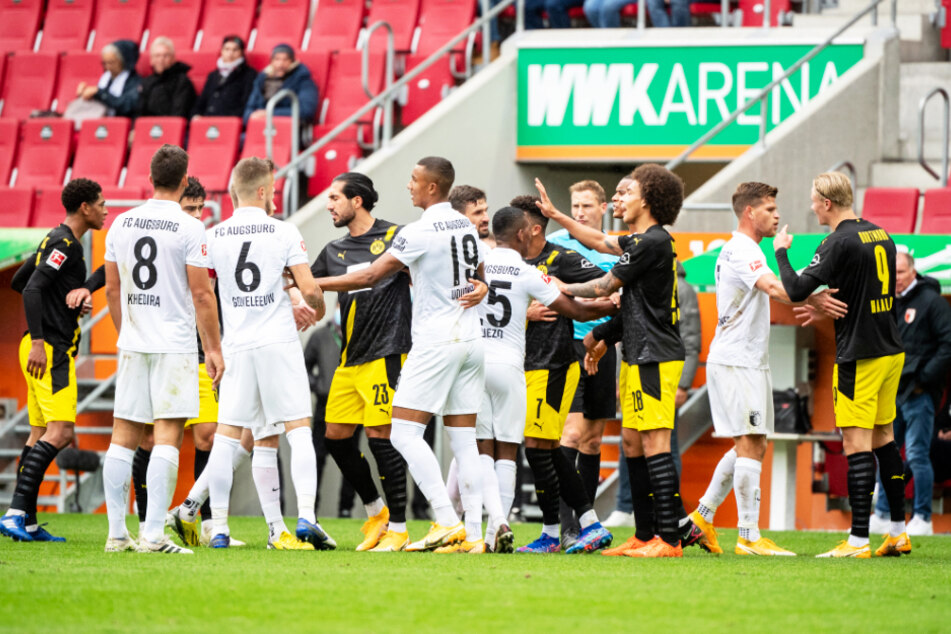 Zwischen Augsburg und dem BVB ging es durchaus ruppig zu. In der ersten Halbzeit zückte Schiedsrichter Martin Petersen gleich fünf Mal die Gelbe Karte.